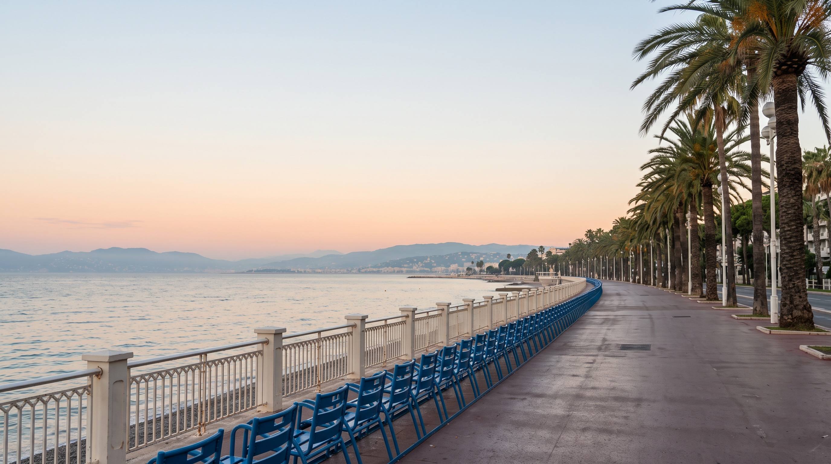 La Croisette à l'aube, chaises bleues alignées face à la mer