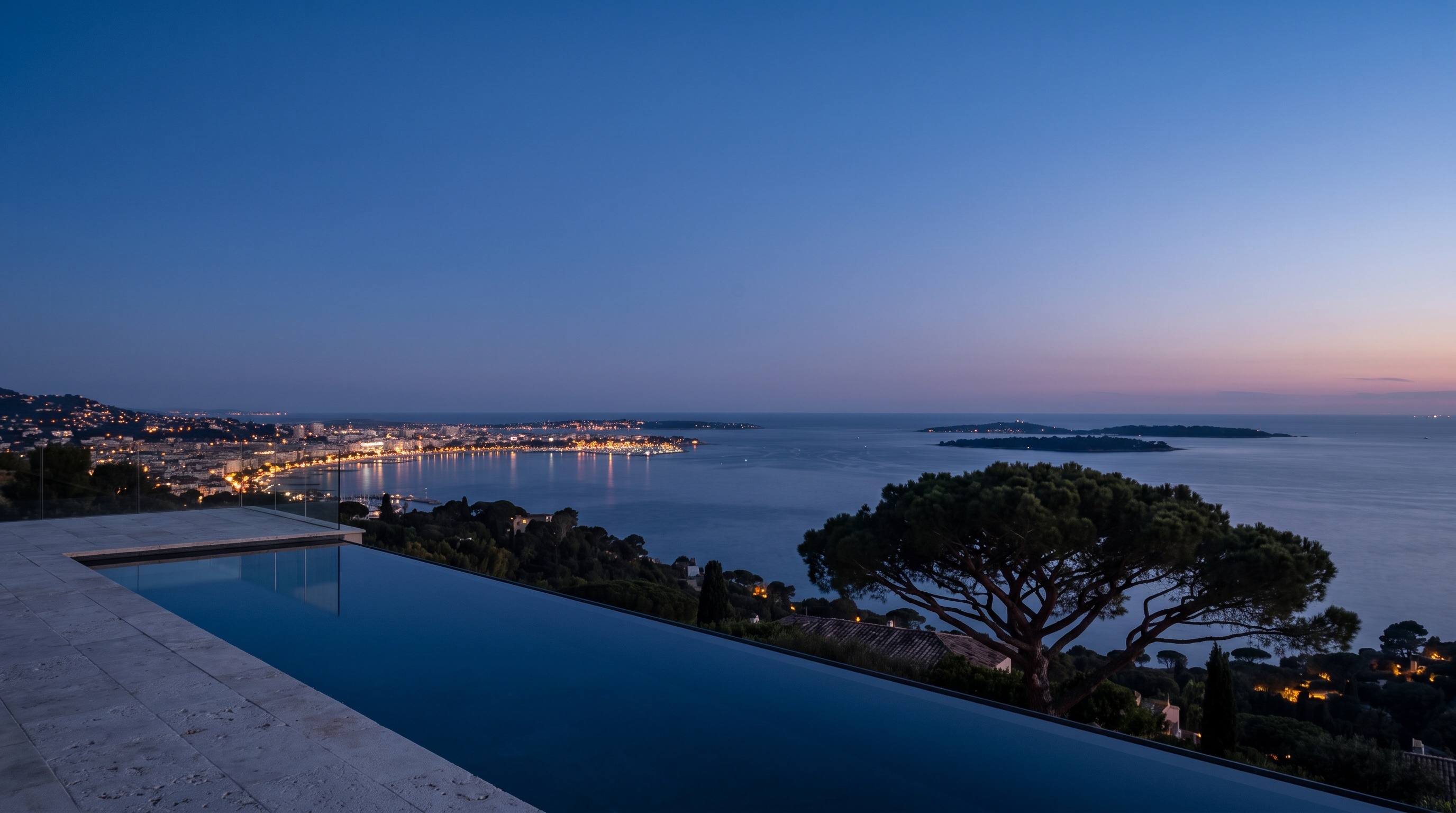 Vue depuis la terrasse d'une villa sur la baie de Cannes et les îles de Lérins