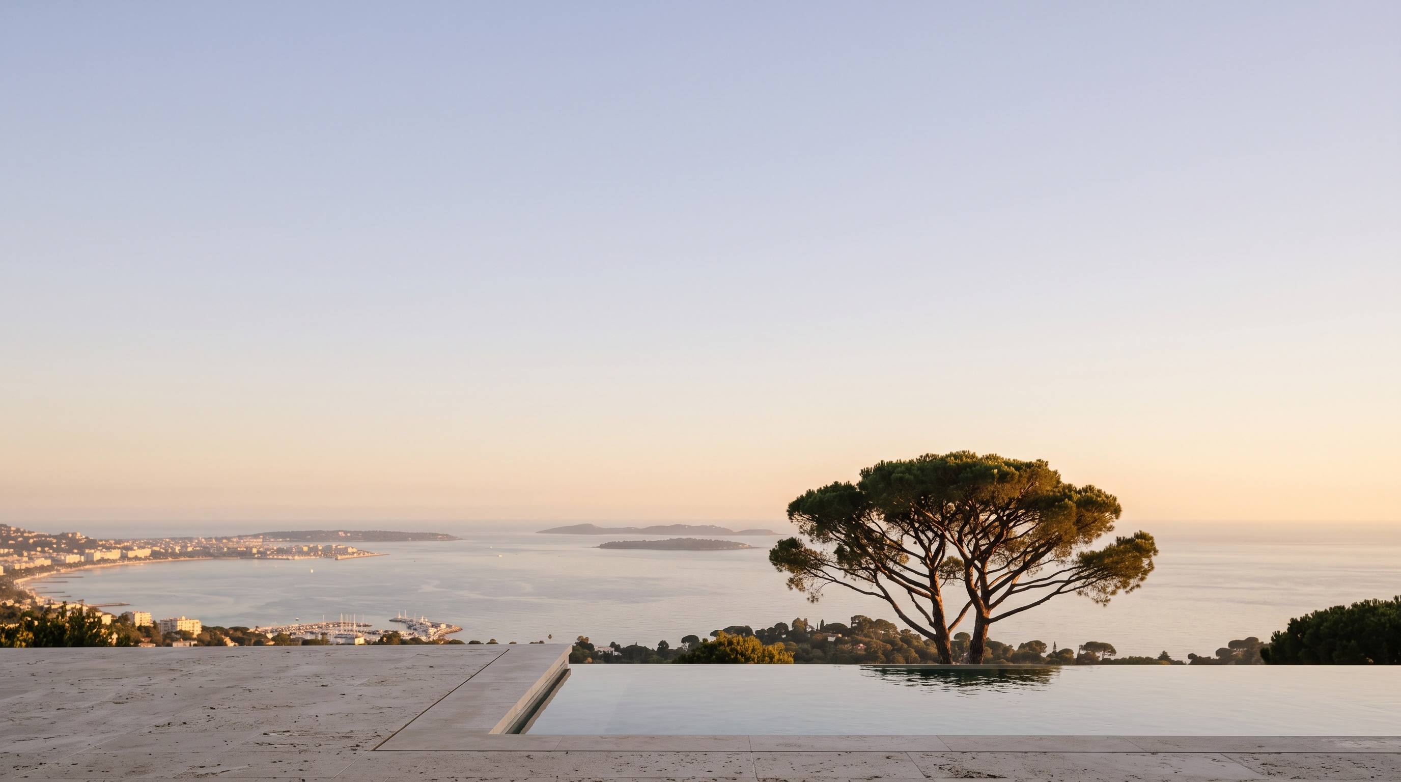 Vue depuis la terrasse d'une villa sur la baie de Cannes et les îles de Lérins
