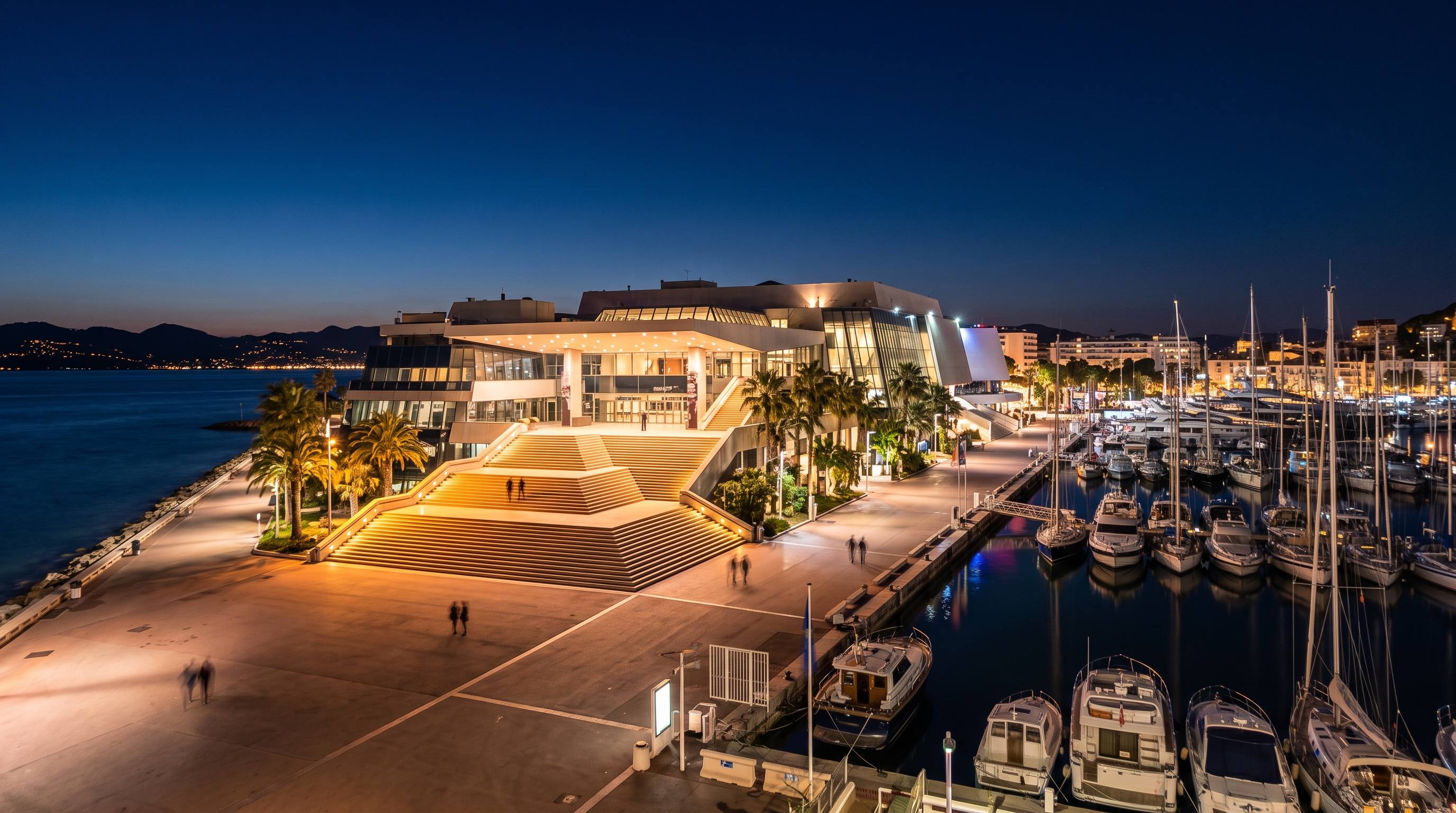 Le front de mer de Cannes et le palais des congrès de nuit
